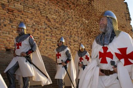 castillo_de_monzon_figurantes_templarios_en_el_castillo_ebaringo_2007
